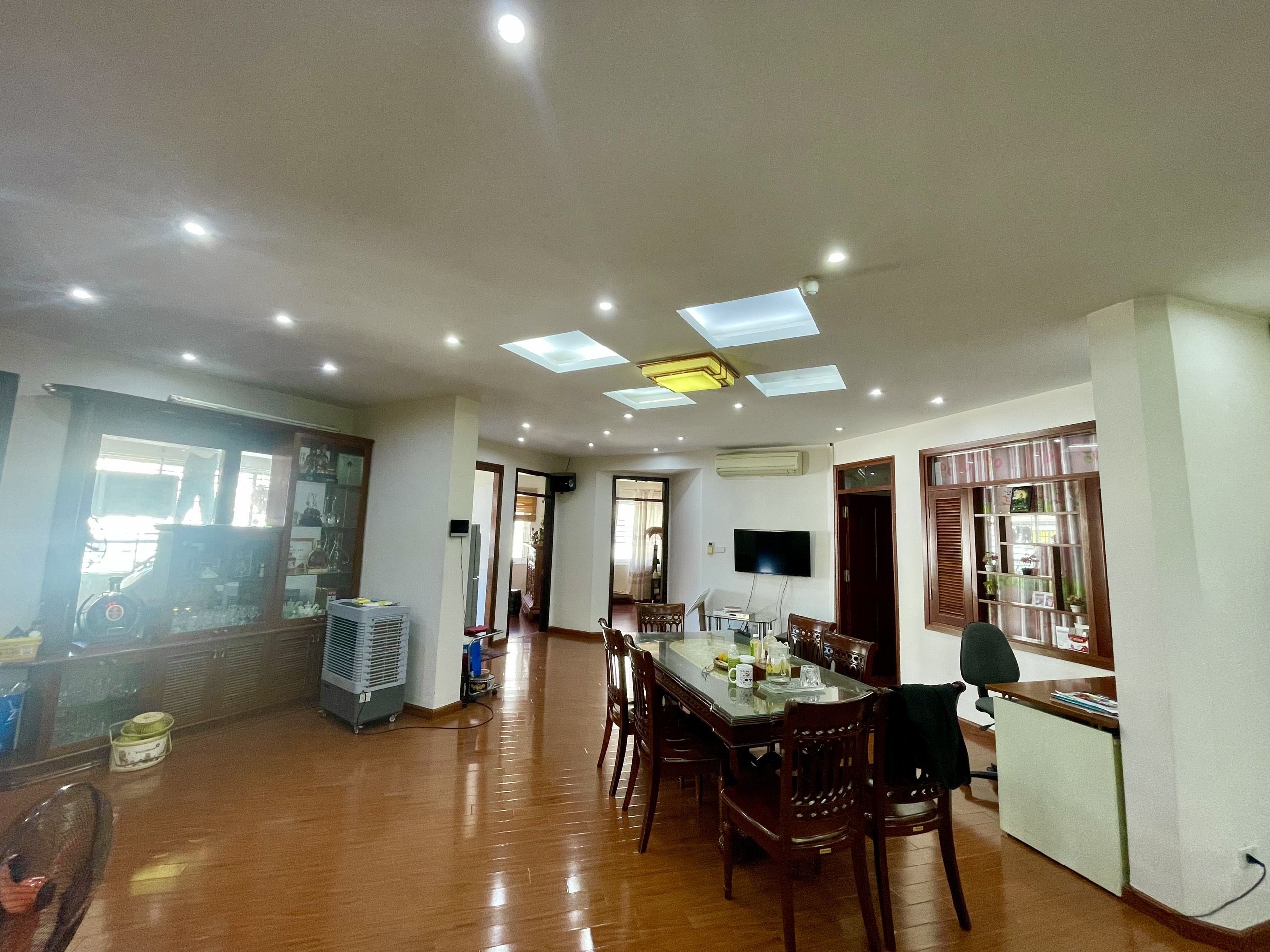 Bán căn hộ Chung Cư Mặt Đường Hoàng Đạo Thuý- Trung Hoà Nhân Chính. Toà 17T4 căn tầng 17 DT: 233.5m