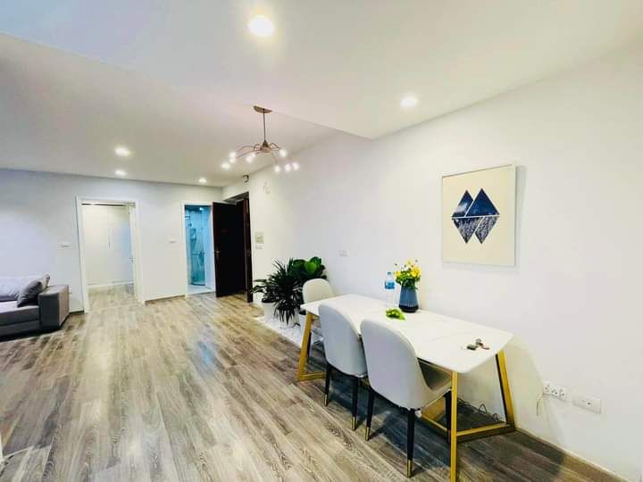 CC SỐ 10 HOA LƯ- HBT Tầng thấp. Dt: 96m P.ngủ: 3 Wc: 2 Nội thất: full Giá: 5.2 tỷ SĐCC lâu dài