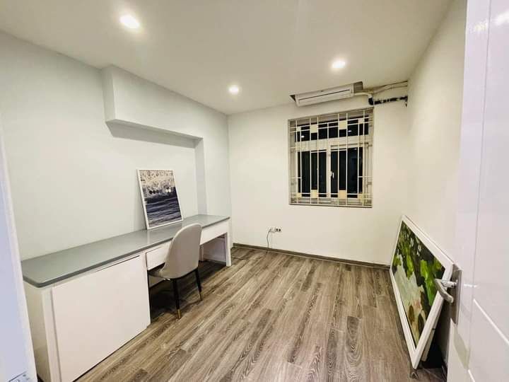 CC SỐ 10 HOA LƯ- HBT Tầng thấp. Dt: 96m P.ngủ: 3 Wc: 2 Nội thất: full Giá: 5.2 tỷ SĐCC lâu dài