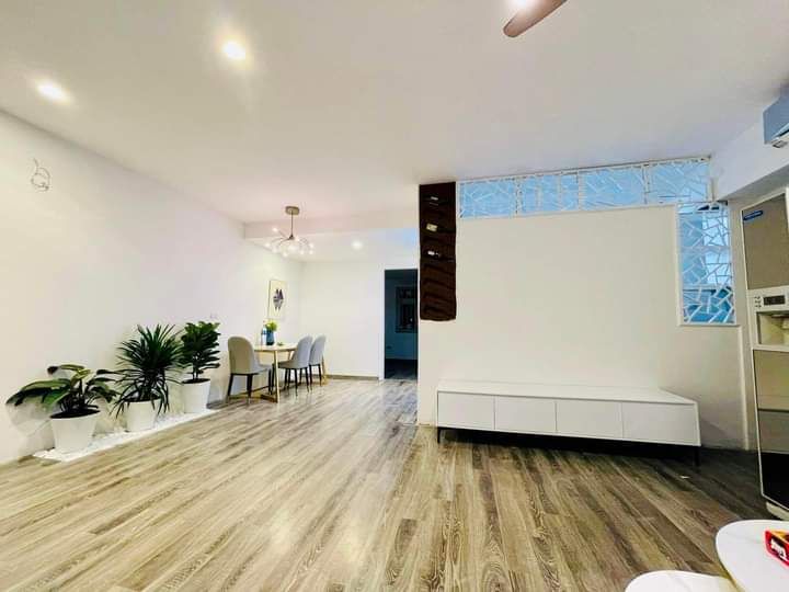 CC SỐ 10 HOA LƯ- HBT Tầng thấp. Dt: 96m P.ngủ: 3 Wc: 2 Nội thất: full Giá: 5.2 tỷ SĐCC lâu dài