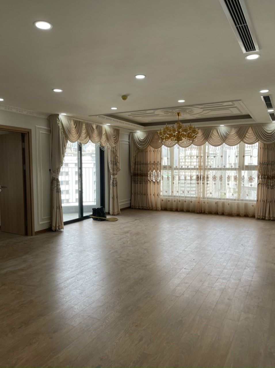 Cần bán chcc THE PARK HOME - CG: Tầng trung Dt: 120.4m Giá: 6.36 tỷ (bao thuế phí) P.ngủ: 3