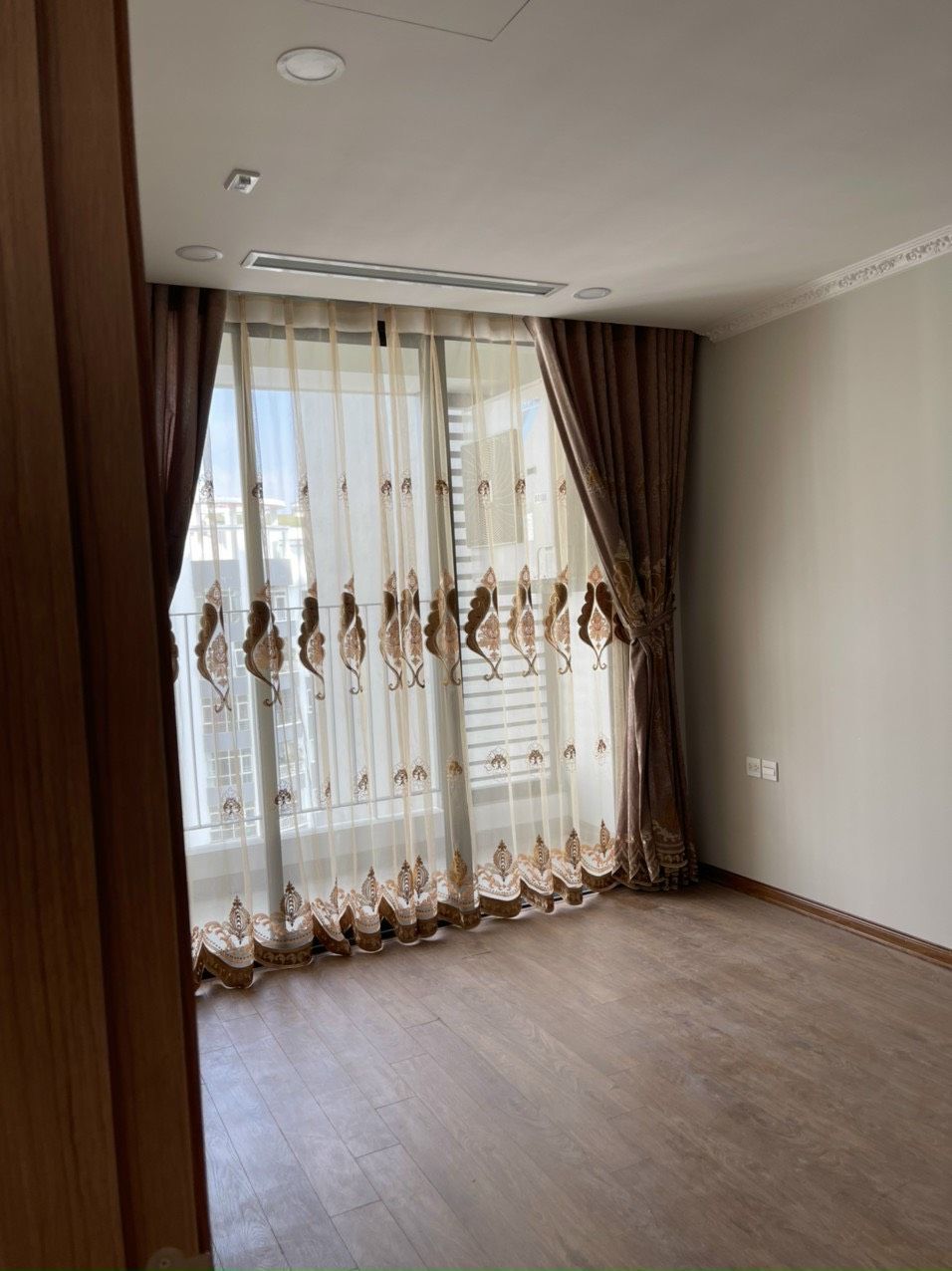 Cần bán chcc THE PARK HOME - CG: Tầng trung Dt: 120.4m Giá: 6.36 tỷ (bao thuế phí) P.ngủ: 3