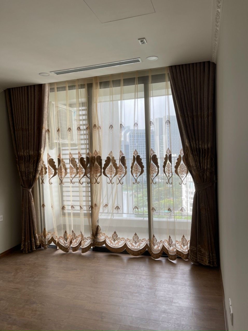 Cần bán chcc THE PARK HOME - CG: Tầng trung Dt: 120.4m Giá: 6.36 tỷ (bao thuế phí) P.ngủ: 3