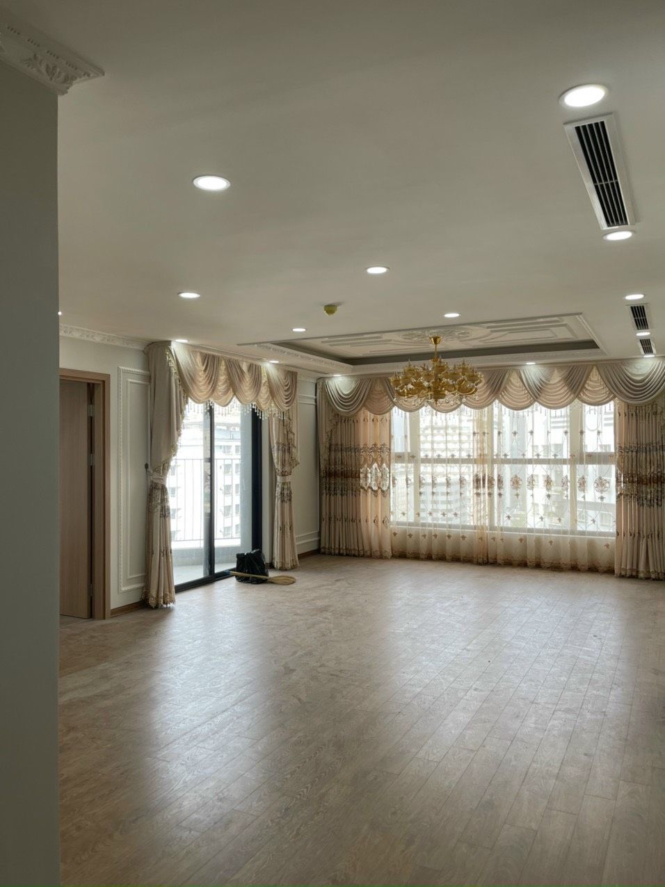 Cần bán chcc THE PARK HOME - CG: Tầng trung Dt: 120.4m Giá: 6.36 tỷ (bao thuế phí) P.ngủ: 3
