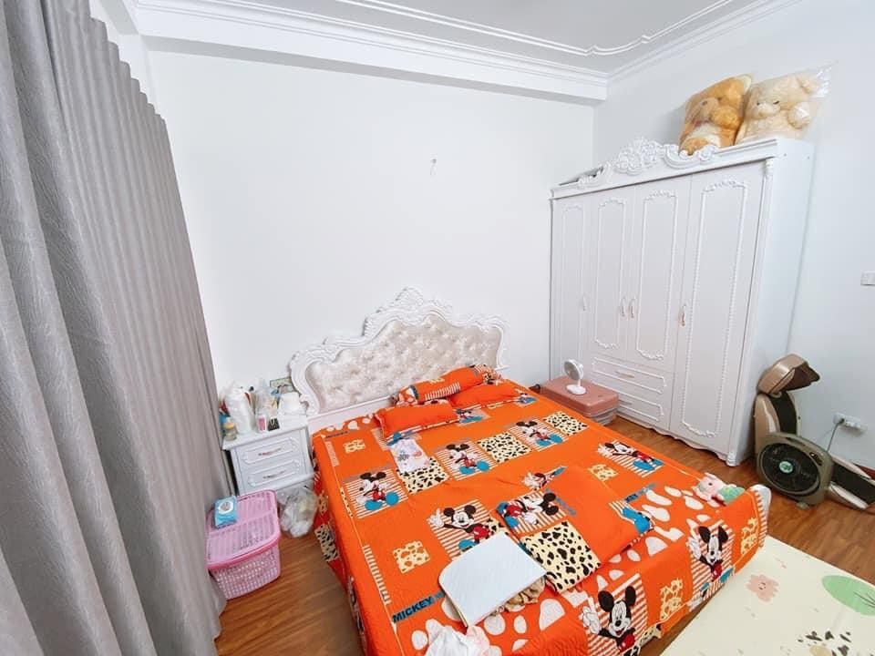Nhà 5 tầng đẹp, chắc chắn. Thiết kế mỗi tầng 2 phòng, cầu thang, Wc giữa. Tổng 6 ngủ.