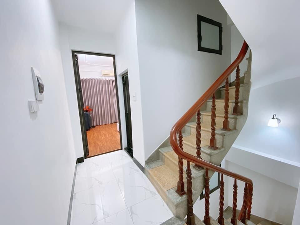 Nhà 5 tầng đẹp, chắc chắn. Thiết kế mỗi tầng 2 phòng, cầu thang, Wc giữa. Tổng 6 ngủ.