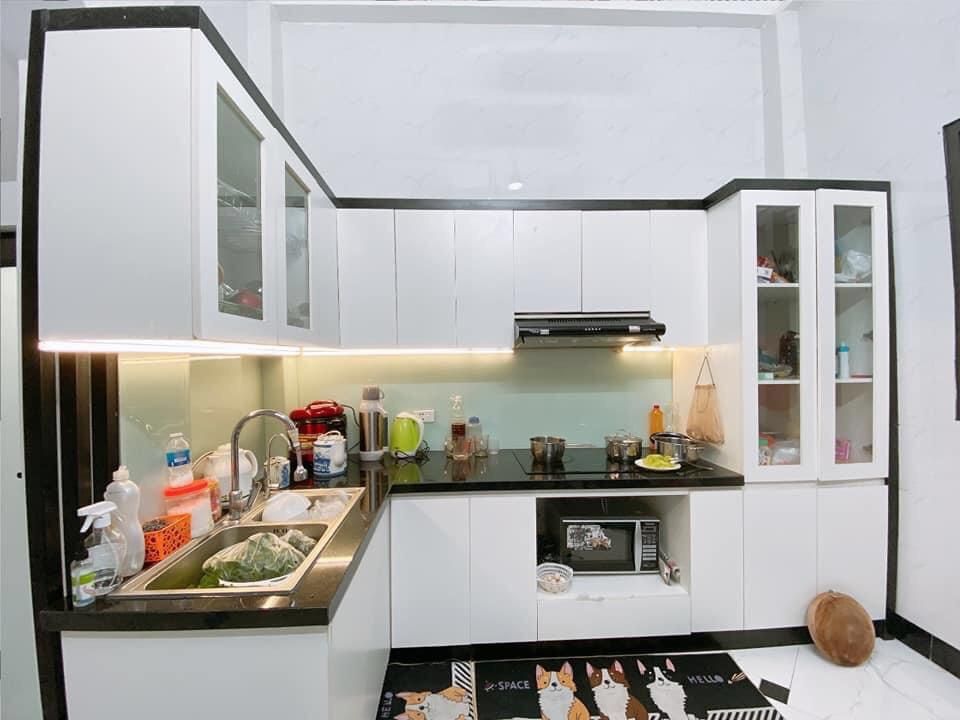 Nhà 5 tầng đẹp, chắc chắn. Thiết kế mỗi tầng 2 phòng, cầu thang, Wc giữa. Tổng 6 ngủ.
