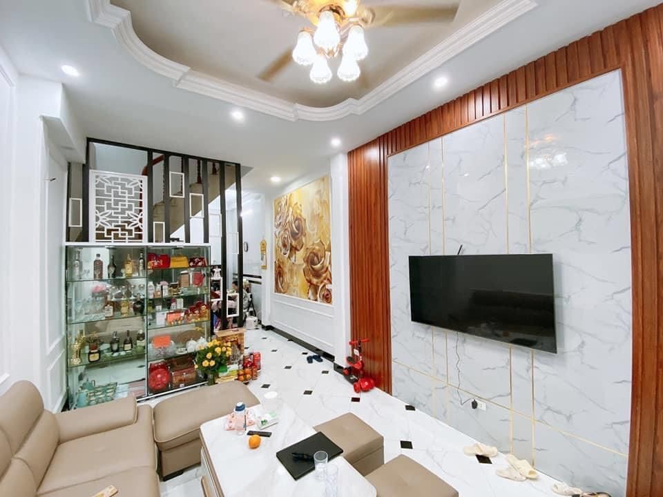Nhà 5 tầng đẹp, chắc chắn. Thiết kế mỗi tầng 2 phòng, cầu thang, Wc giữa. Tổng 6 ngủ.