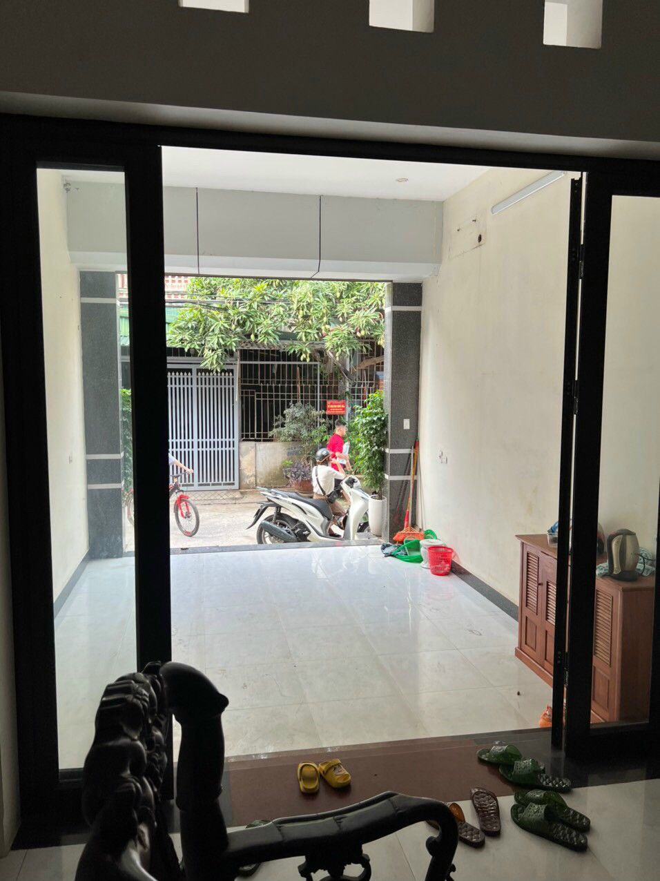 BÁN ĐẤT TẶNG NHÀ 3 TẦNG MỚI KINH DOANH CÁC MẶT HÀNG TẠI CỔNG C KCN BẮC THĂNG LONG