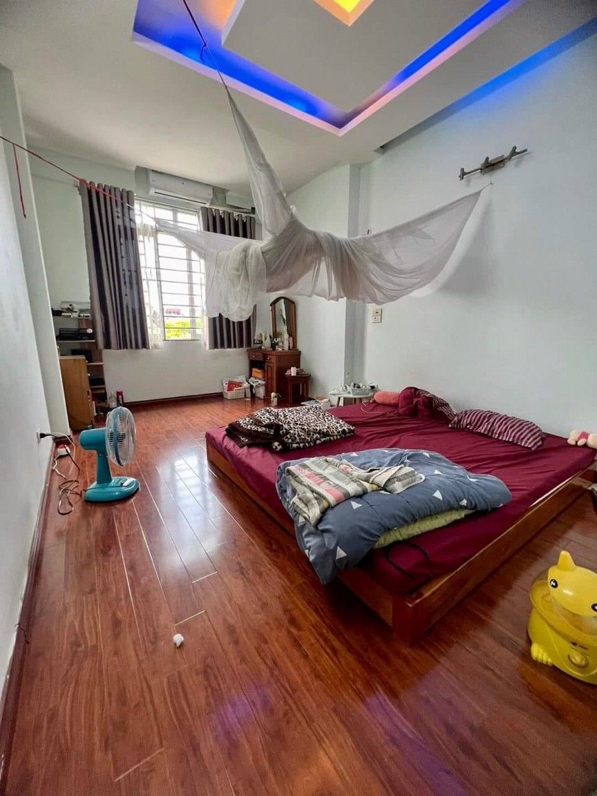 Bán nhà Vạn Phúc - Hà Đông Diện tích: 38m2, nhà xây 4 tầng, ngõ rộng ô tô 7 chỗ đỗ cửa Giá: 5 tỷ.