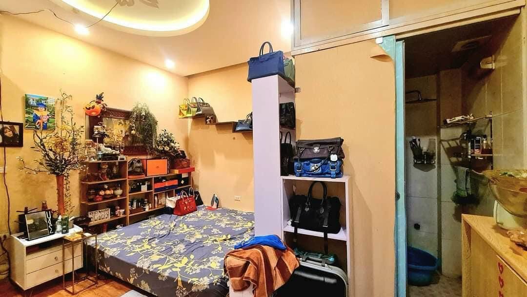 Nhà đẹp gần ở ngay đường Nguyễn Trãi quận Thanh Xuân Diện tích: 40m2, xây 5 tầng, ngõ xe 3 gác chạy