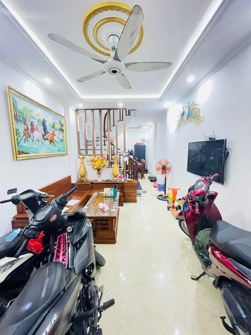 Có người quen nhờ bán nhà tại đường Khương Đình - phường Hạ Đình ngõ rộng thông thoáng