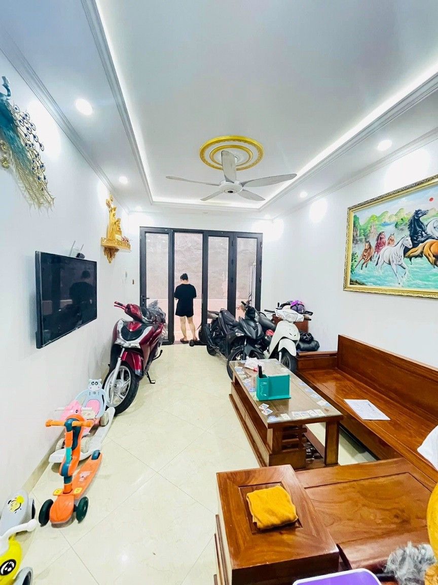 Có người quen nhờ bán nhà tại đường Khương Đình - phường Hạ Đình ngõ rộng thông thoáng