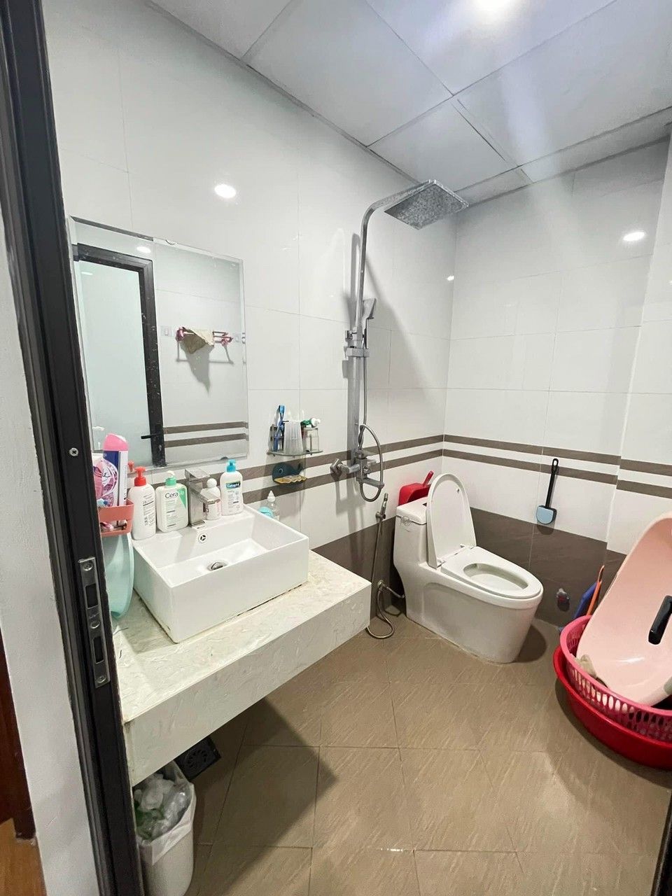 Có người quen nhờ bán nhà tại đường Khương Đình - phường Hạ Đình ngõ rộng thông thoáng