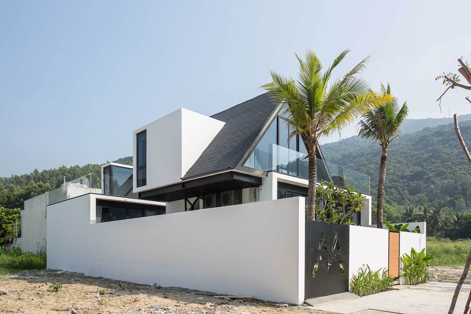 Maison Mansardee house – Ngôi nhà mang phong cách Âu dưới chân núi Sơn Trà2
