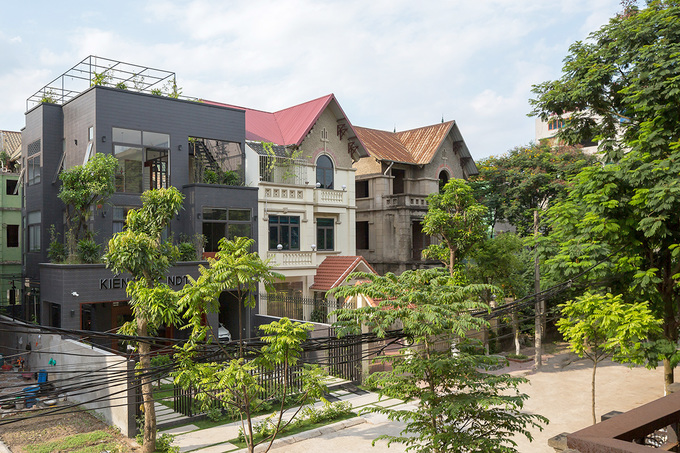 Ngôi nhà hoang nổi bật giữa khu phố sau cải tạo1