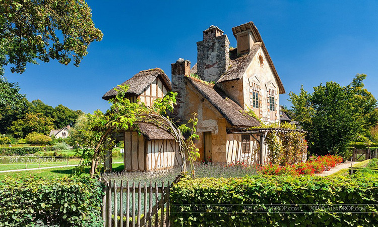 The Mill, một công trình tại làng  Hameau de la Reine. Nó không có chức năng gì ngoài mục đích trang trí. Ảnh: Alex Drop/Flickr.