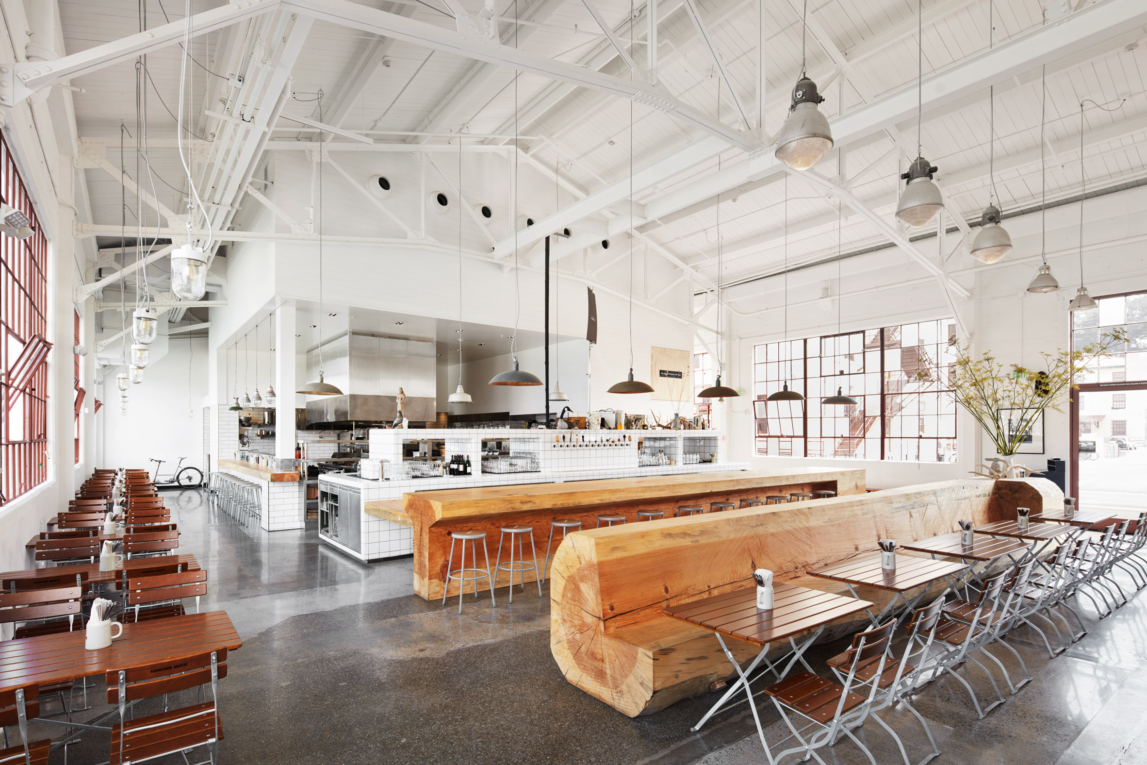 Những thân cây lớn được tạo thành quầy bar và băng ghế độc đáo trong nhà hàng ở San Francisco2