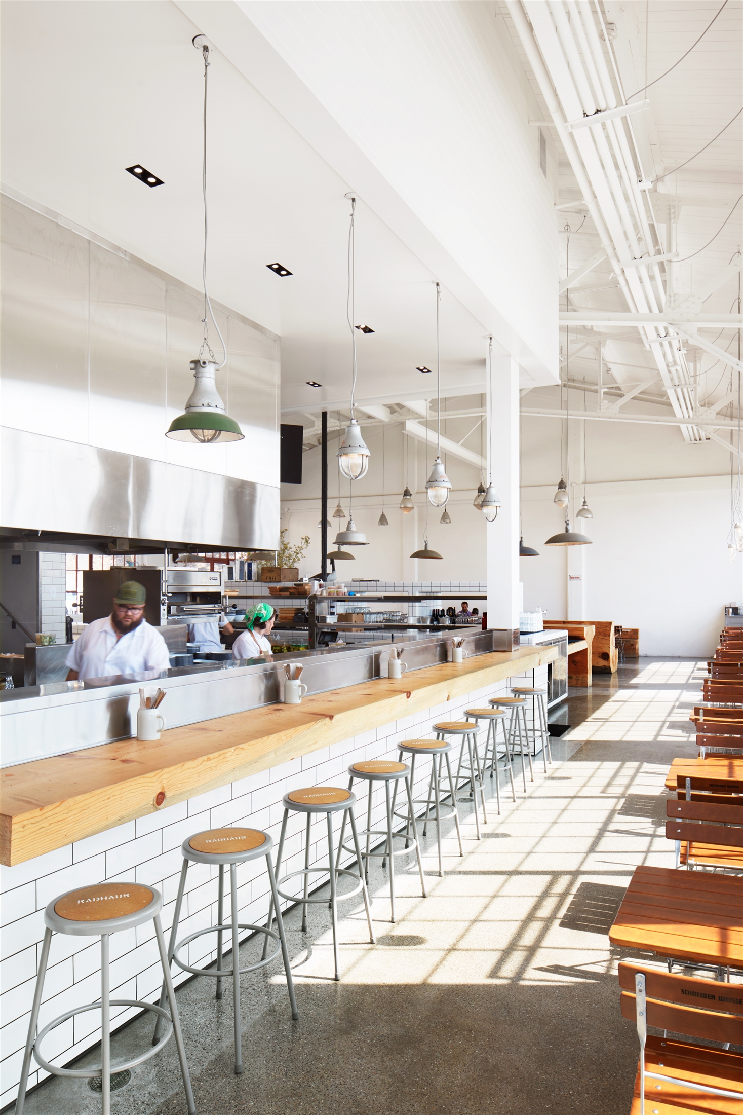 Những thân cây lớn được tạo thành quầy bar và băng ghế độc đáo trong nhà hàng ở San Francisco8