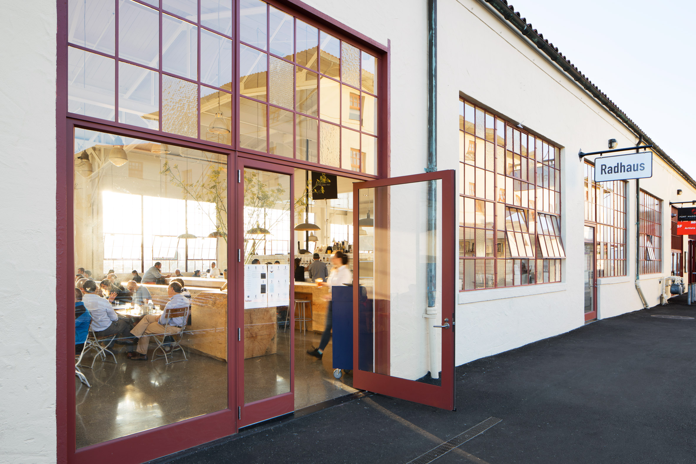 Những thân cây lớn được tạo thành quầy bar và băng ghế độc đáo trong nhà hàng ở San Francisco9