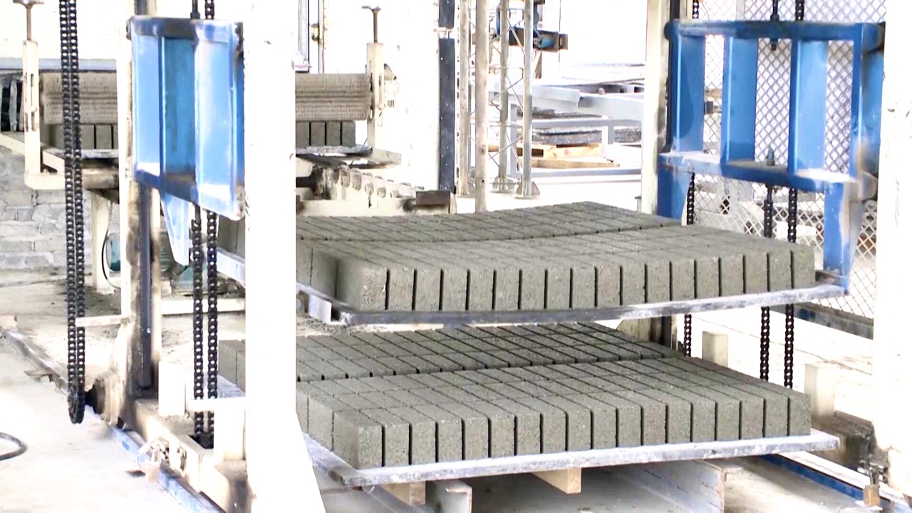 Sản phẩm gạch không nung từ phế thải xây dựng của Công ty CP Liên doanh Hạ Long 135.