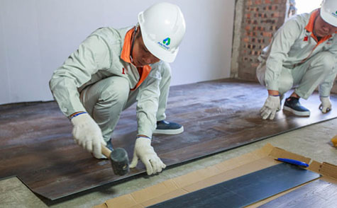 Thi công sàn nhựa tương đối đơn giản và tiết kiệm thời gian.