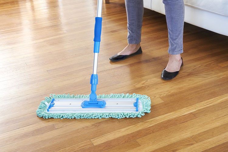 Dễ dàng vệ sinh và chống xước là ưu điểm của tấm nhựa.