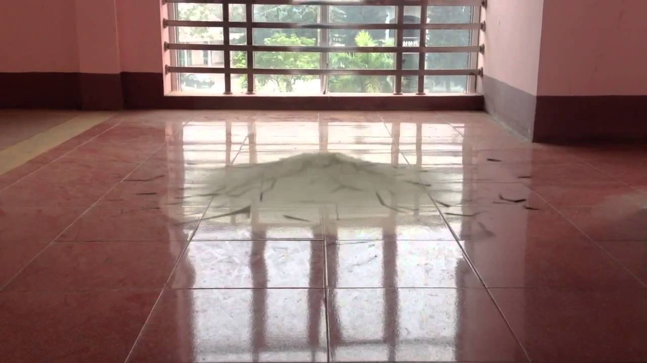 Hình ảnh tình trạng nền nhà bị lún.