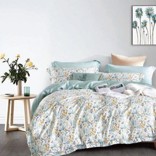 Một bộ drap giường giúp không gian thêm tươi mới.