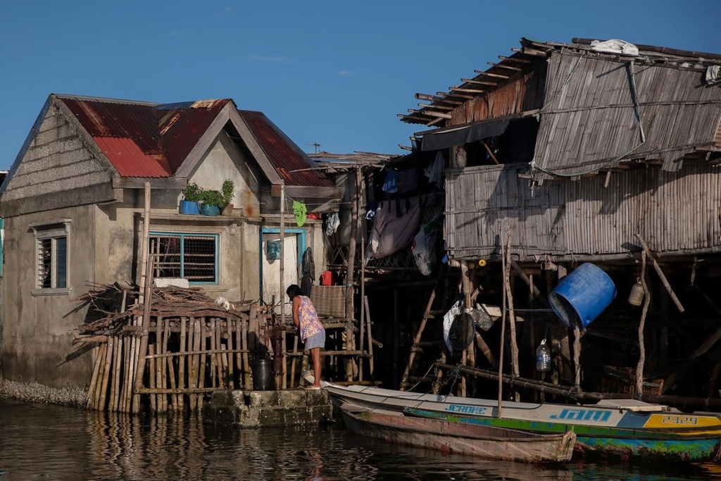 Nước biển dâng đến đâu, dân làng Philippines nâng nhà đến đấy4