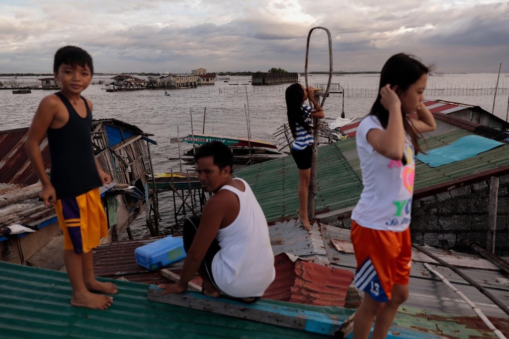 Nước biển dâng đến đâu, dân làng Philippines nâng nhà đến đấy6