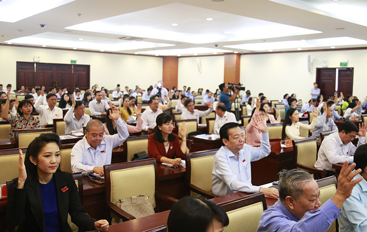 Các đại biểu nhất trí thông qua bảng giá đất mới.