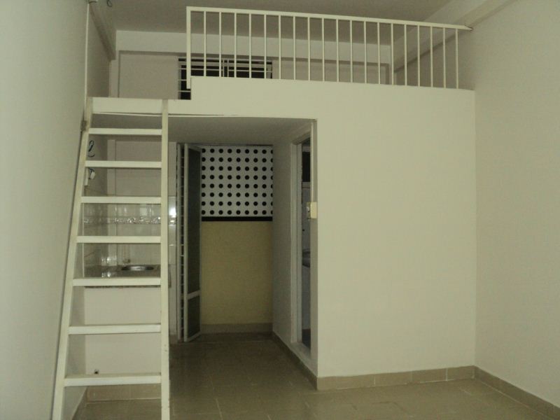 Nhà trọ có gác, trần thấp thường nóng vào mùa hè. Nguồn: dothi.net