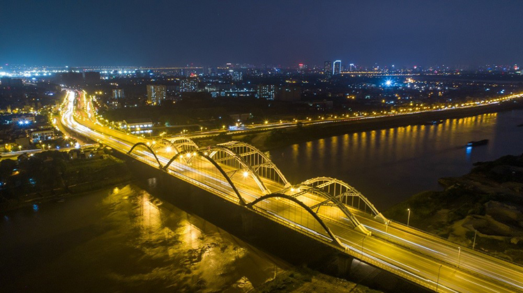 Cầu Đông Trù bắc qua sông Đuống, kết nối Đông Anh và quận Long Biên.