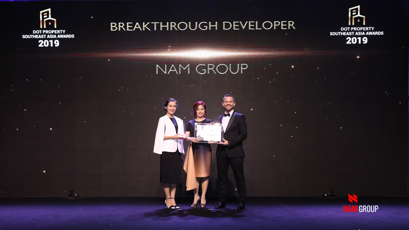 Đại diện Nam Group nhận giải thưởng “Breakthrough Developer