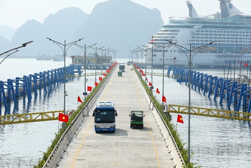 Hệ sinh thái du lịch Bãi Cháy được đầu tư đồng bộ, đón hàng triệu du khách mỗi năm.